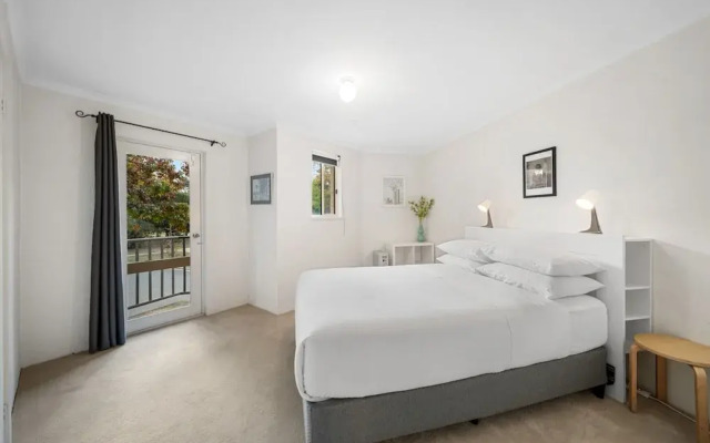 Stylish 1-bed Stay With Balcony & Study