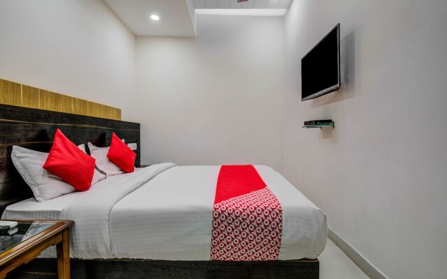 OYO 18542 Petals Inn