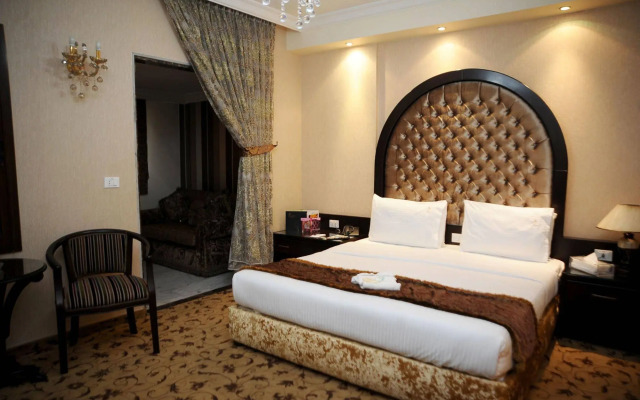 Queen's Suite Hotel