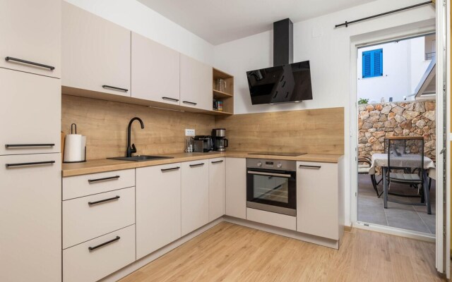 Beautiful Apartment in Cres With Wifi and 1 Bedrooms