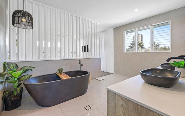 Beach Home in Burleigh Waters