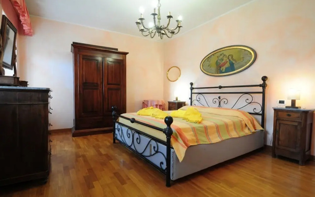 Lovely Farmhouse in Castiglione di Garfagnana with Hot Tub