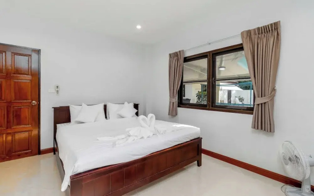 Poolside 3BR for Relaxed Stays V278
