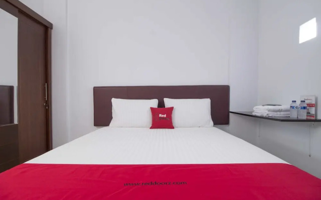 RedDoorz near Siloam Karawaci 2