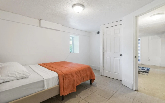 7-bedrooms Spacious House Near Downtown w Parking, Atlanta