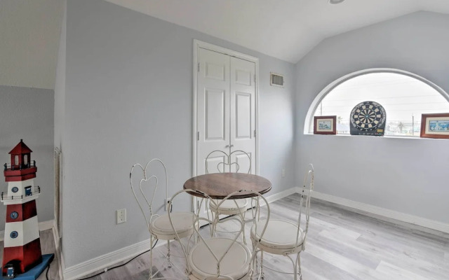 Oceanfront Galveston Home - Walk to Beach!