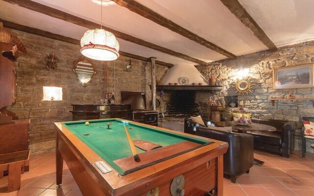 Nice Home in Gracisce With 6 Bedrooms, Internet and Outdoor Swimming Pool