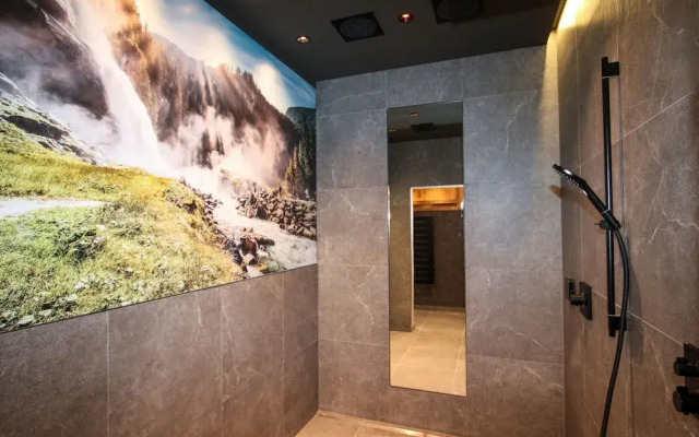 Luxury Chalet Pinzgauer Almhutte in Konigsleiten