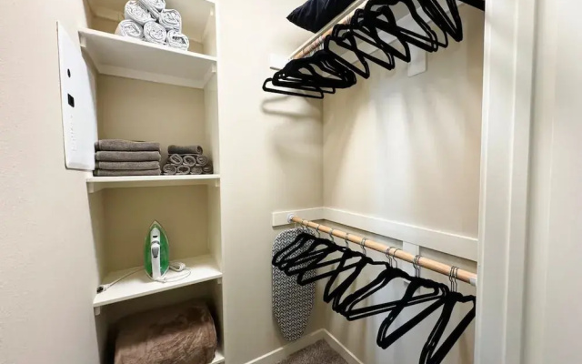 Stylish Retreat W Pool GYM Parking 10min to Cedars