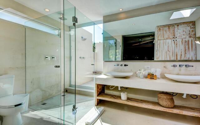 Puerto Aventuras Villa Sleeps 10 with Pool