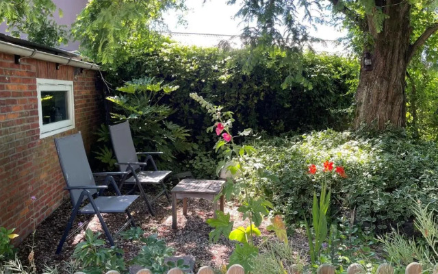 ONO28 Romantic holiday home with large garden