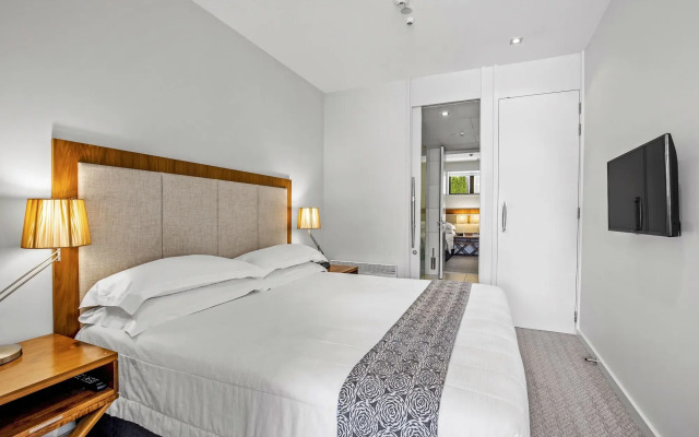 The Rees Hotel, Luxury Apartments & Lakeside Residences