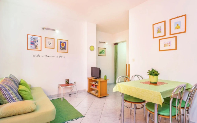 Inviting Apartment in Vinkuran near Sea