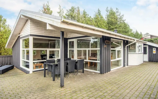 Secluded Holiday Home in Henne near Beach