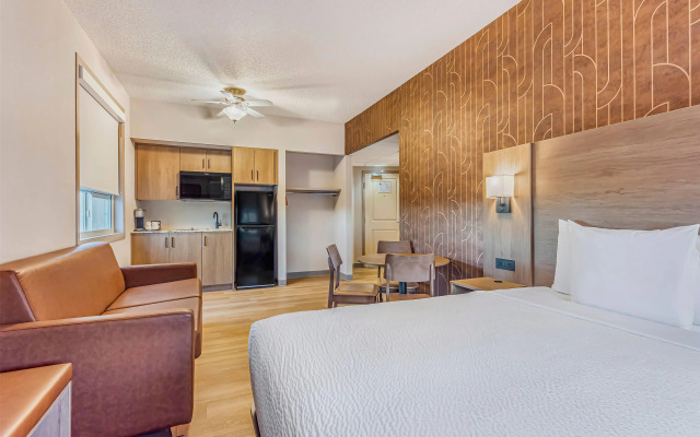 Days Inn & Suites by Wyndham West Edmonton