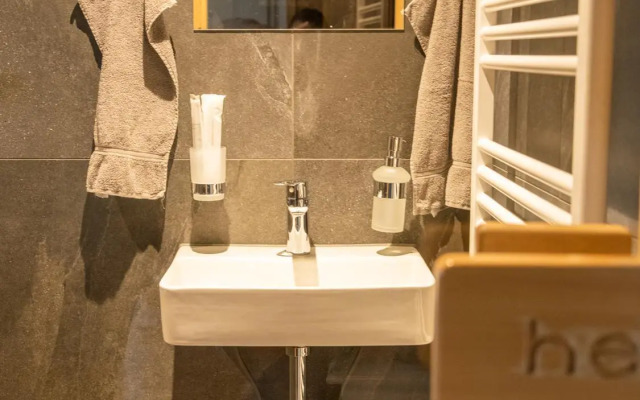 Moderne Altbauwohnung mit Pool und Sauna zentral in Bern