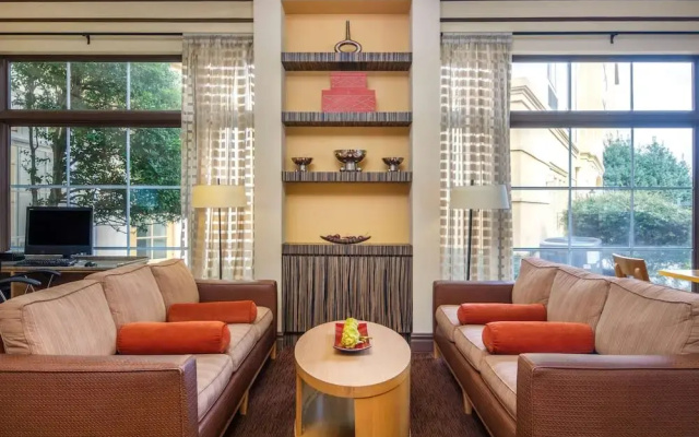 La Quinta Inn & Suites by Wyndham Atlanta Ballpark/Galleria