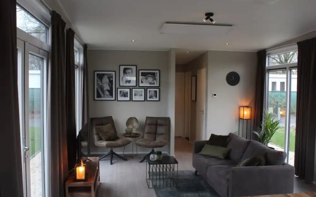 Modern Chalet Only 2 km of the Efteling