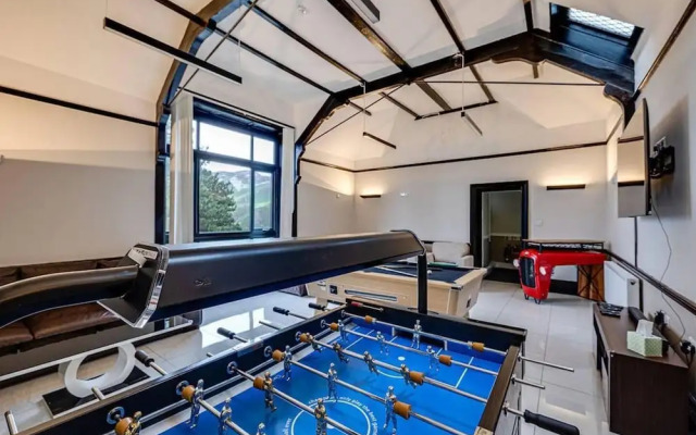 Delightful Holiday Home With sea Views and Hot Tub