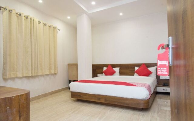 OYO 10893 Hotel Divine Inn