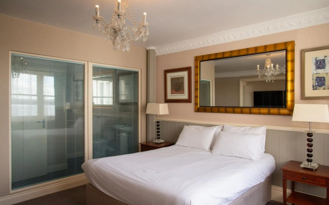 Royal Hotel, Bar & Grill