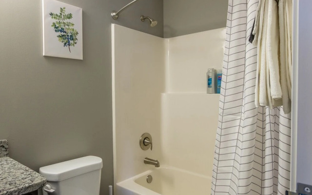 Large 2BR Apt Near Perk Plaza