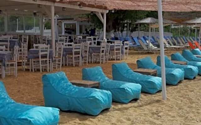 Isalos rooms on the beach