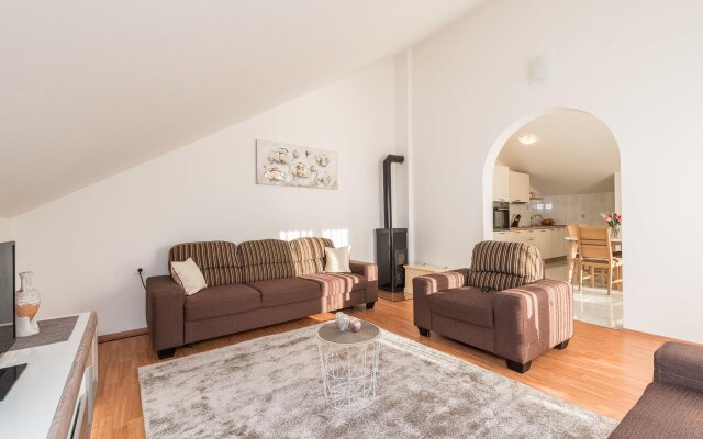 Spacious first floor apartment with common  garden, BBQ and children's play area