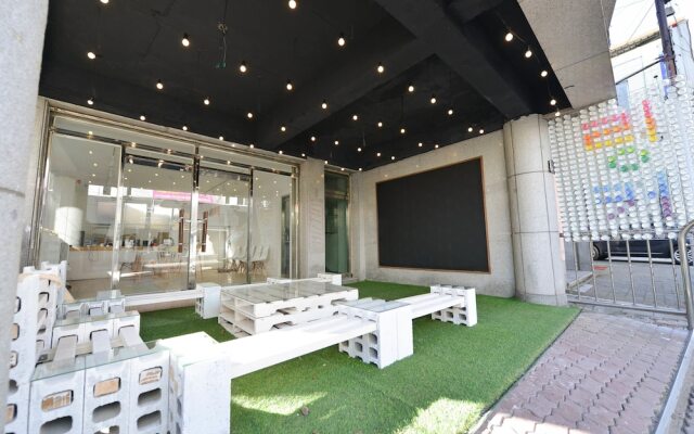 Linker Party House - Hostel