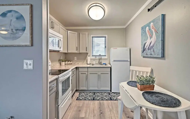 Couples Retreat w/ Balcony in Surfside Beach!