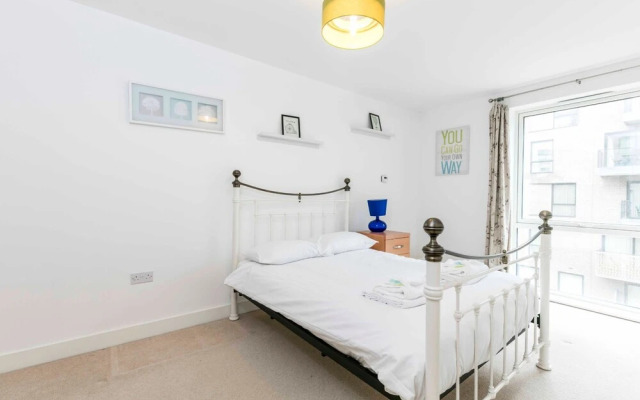 2 BR Modern Flat Near Train Station/central