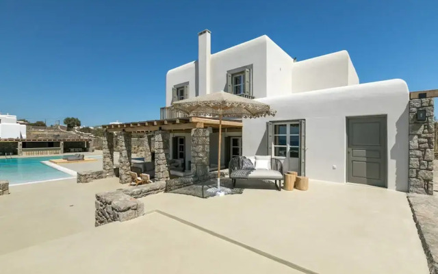 Villa With Resort Style Pool