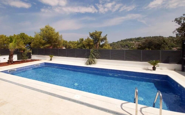 Sunset Villa Aves With Pool, Gym and Sauna