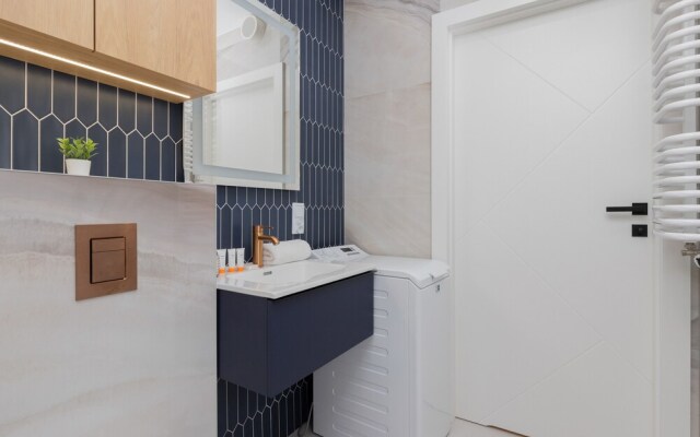 Kasprzaka Modern Apartment by Renters