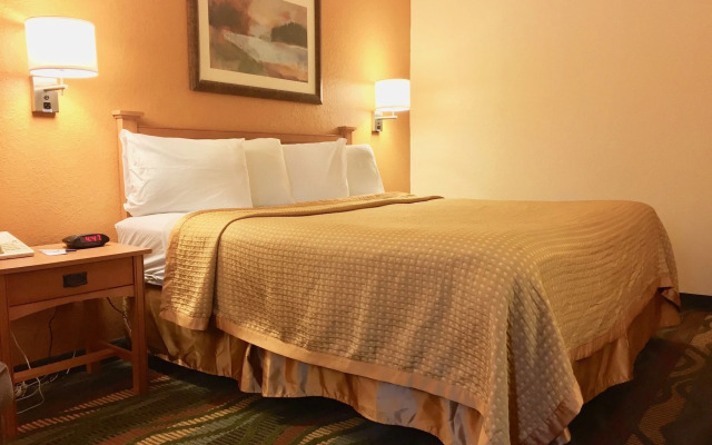 Travelodge by Wyndham Muskegon