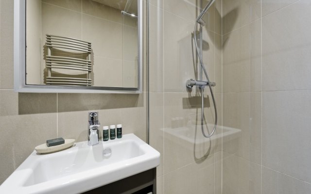 stylish two bedroom apartment near tower bridge by underthedoormat
