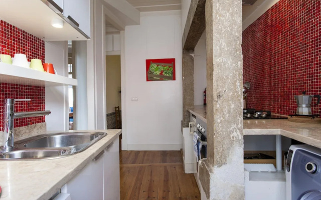JOIVY Classic 3BR home w/workspace in Chiado, 2mins from Baixa-Chiado subway