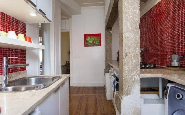 ALTIDO Classic 3BR home w/workspace in Chiado, 2mins from Baixa-Chiado subway