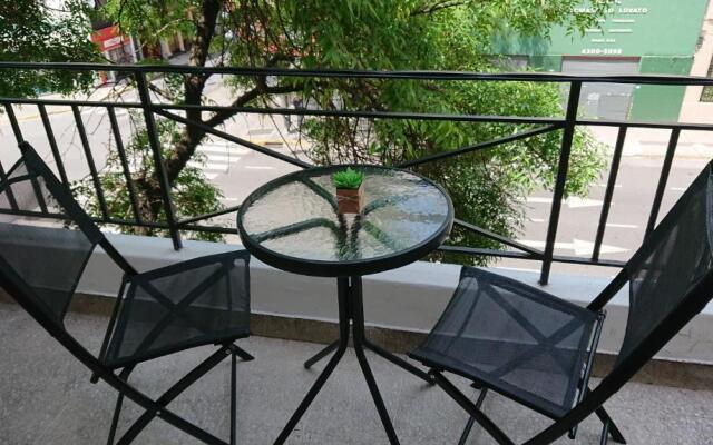 Excelente departamento con balcón a la calle sobre avenida
