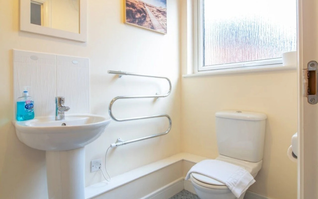 Bright & Spacious 4BD Suburban Home- Free Parking!