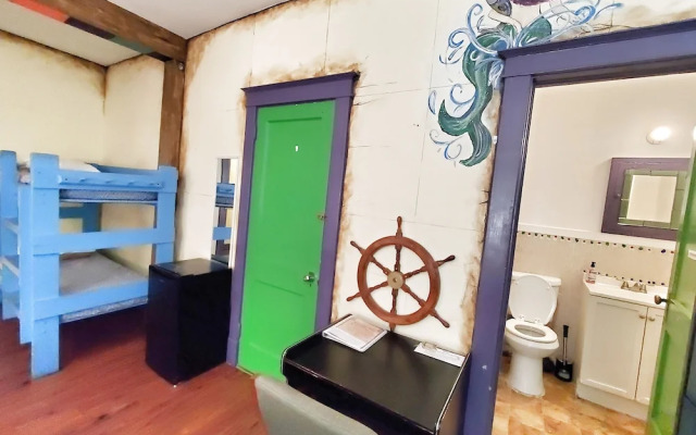 Pirate Haus Inn - Hostel