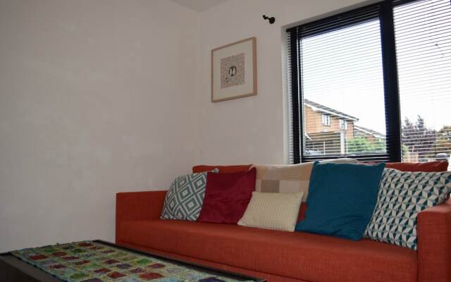 Spacious 2 Bedroom Townhouse With Garden & Parking