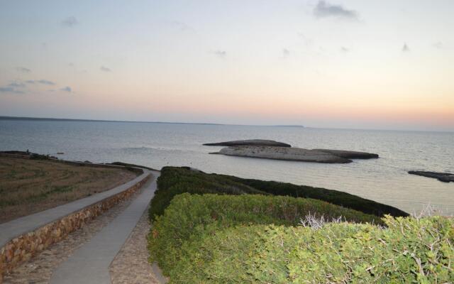 Seafront holiday home twenty meters from the western shore of Sardinia in S'archittu Beach-Casa del Giglio