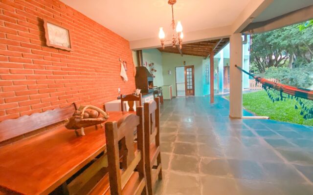 Casa confortável com churrasqueira na Granja Viana