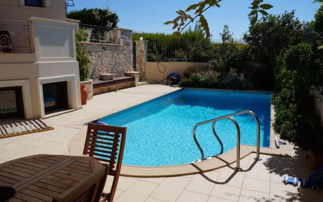 Apartment with a garden, BBQ, swimming pool and jacuzzi
