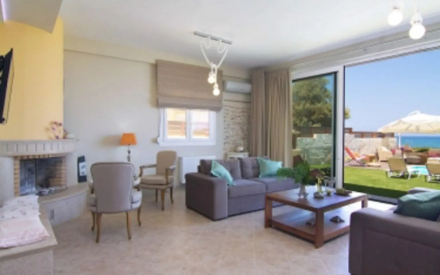 Beachfront Property Only 1 Klm To The City Center!