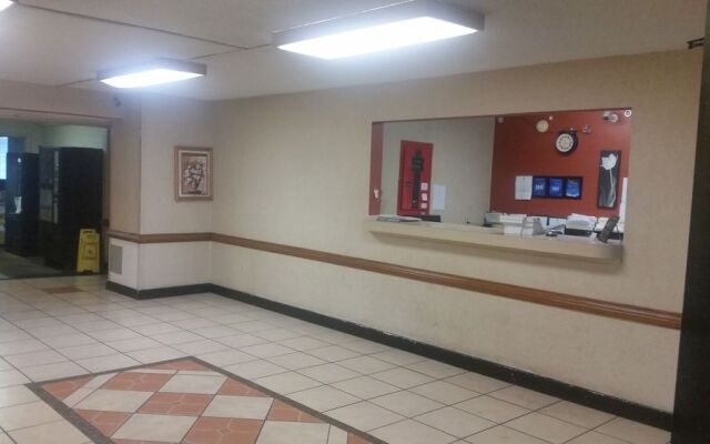 Airport Plaza Hotel