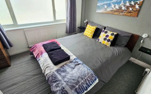 3 Bed House Stunning Views And Free Parking