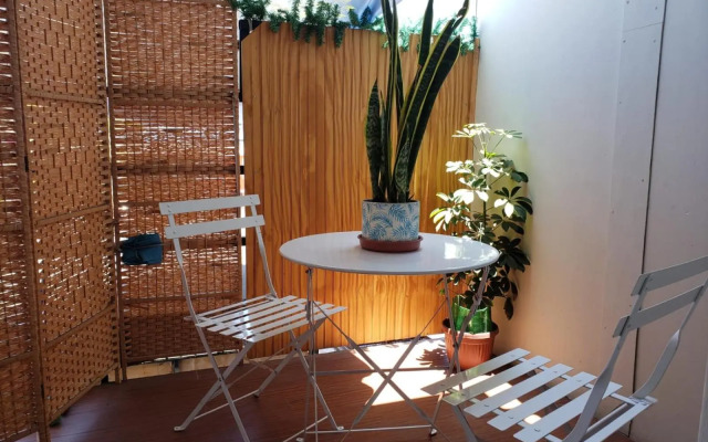 Un lugar encantador con una pequeña terraza