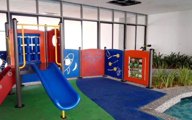 Mid Valley KL Gateway Family Suite Near LRT